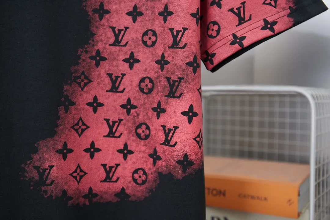 🅿️190 1V 25SS early spring new style Colorful digital LV lettering short sleeves Light luxury essential item for daily commuting for men and women Correct version Welcome to compare Detailed features · 320g 100% pure cotton double yarn jersey fabric · Special thickened 32 pieces of double-strand 1X1 thread in the same cylinder custom dyeing · Positioned color digital LV lettering printing · Double needle stitching and cross-stitching technology · Original main mark, washed tag, brand moisture-proof paper packaging Color: black/white Size: S/M/L/XL